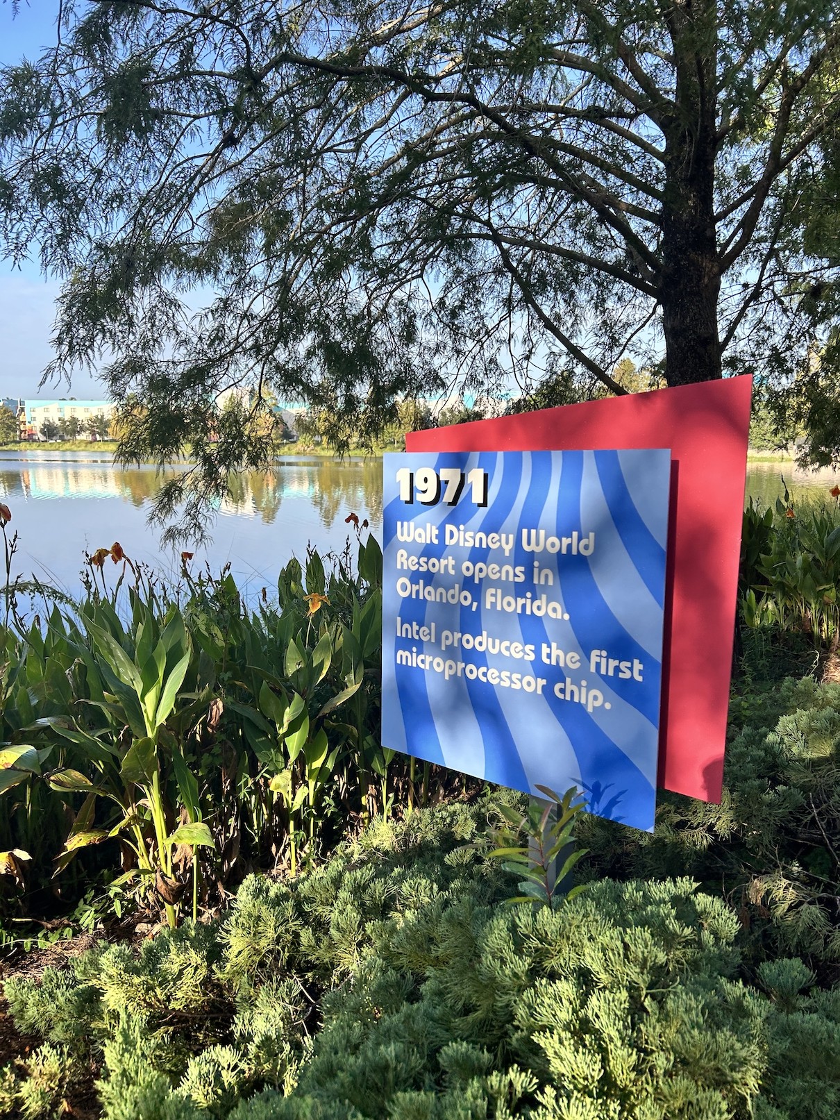 Habitaciones renovadas con cama Murphy en Pop Century