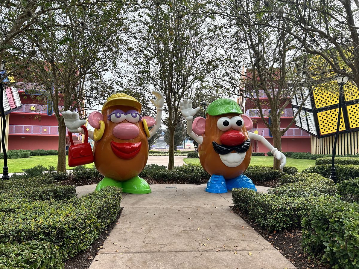 Lago Hourglass junto a Pop Century