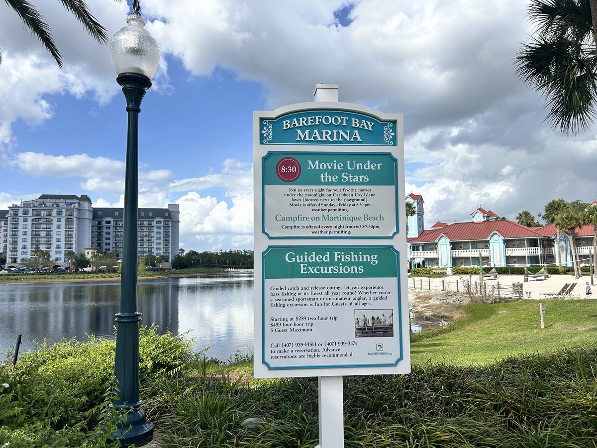 Detalles tropicales y vegetación en Disney’s Caribbean Beach Resort