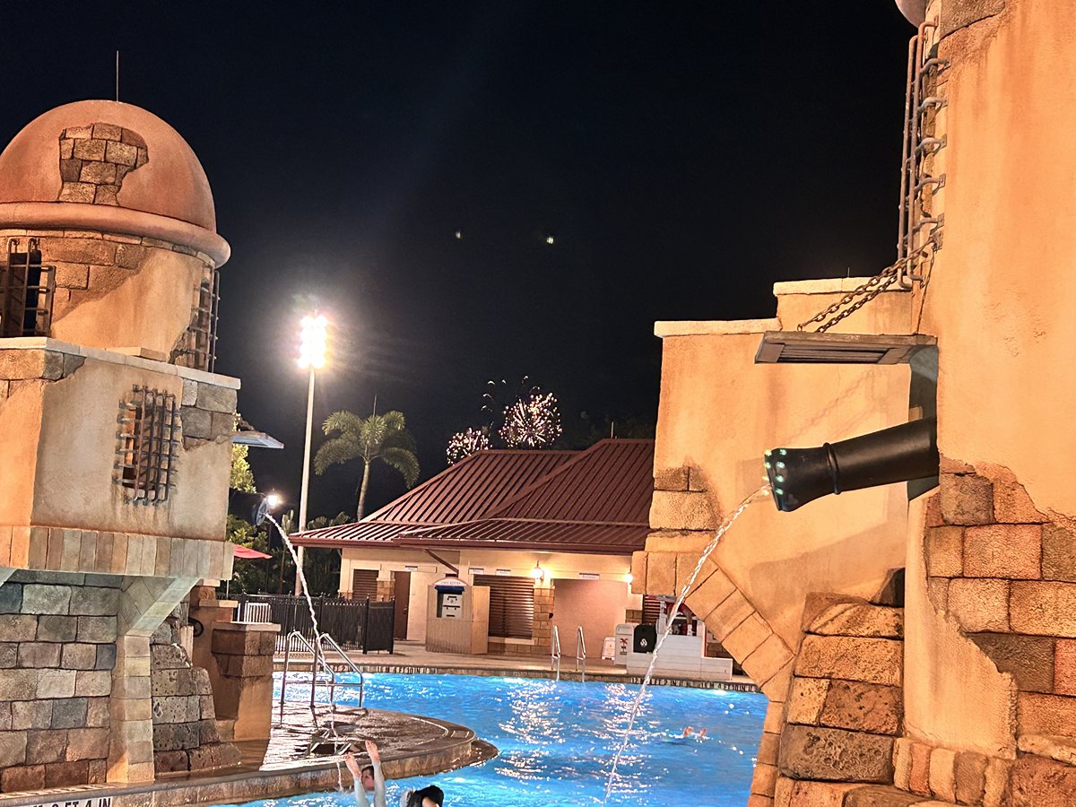 Puente y senderos sobre el lago en Disney’s Caribbean Beach Resort