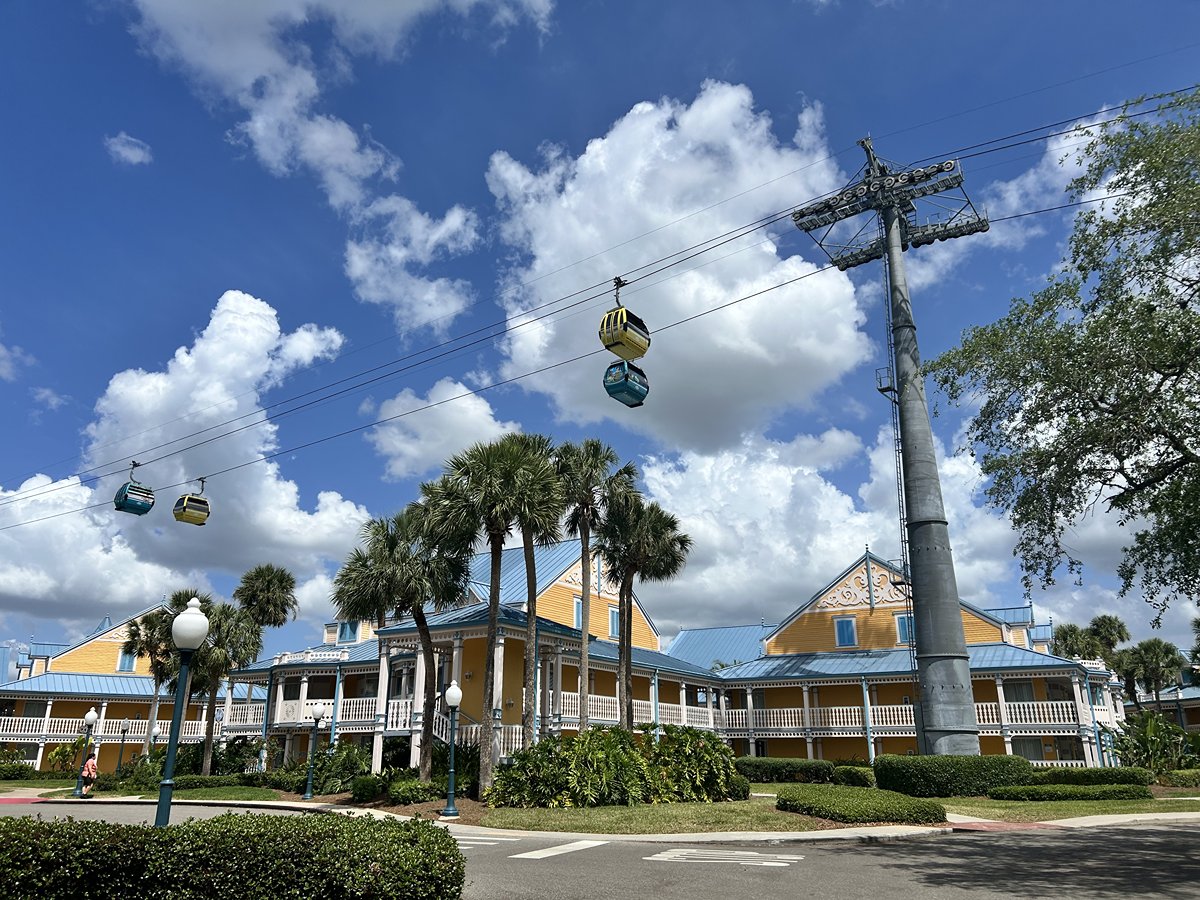 Piscina principal Fuentes del Morro en Caribbean Beach Resort con toboganes
