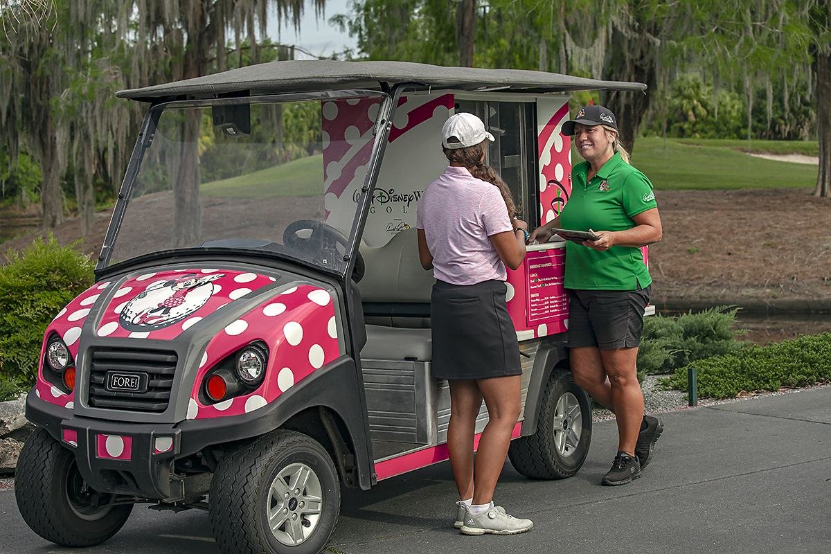 Familia jugando golf en Disney World