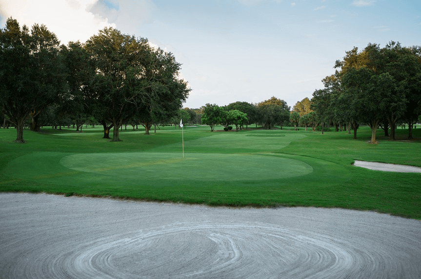 Familia jugando golf en Disney's Oak Trail Golf Course