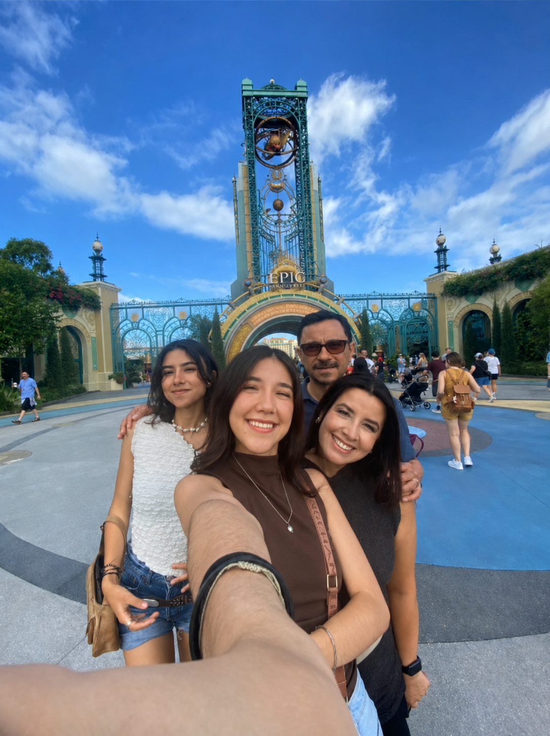 Familia visitando Epic Universe en Universal Orlando